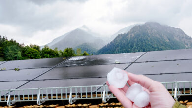 In den letzten 20 Jahren ist die Zahl der Wetterlagen mit Unwetterpotenzial laut einer Auswertung von Geosphere um 20 Prozent gestiegen. Hagelschäden stehen in der Schadensbilanz bei Naturgefahren regelmäßig an erster Stelle und richten verheerende Schäden an – vor allem an Dächern. © iStock / Getty Images Plus / Fetrinka
