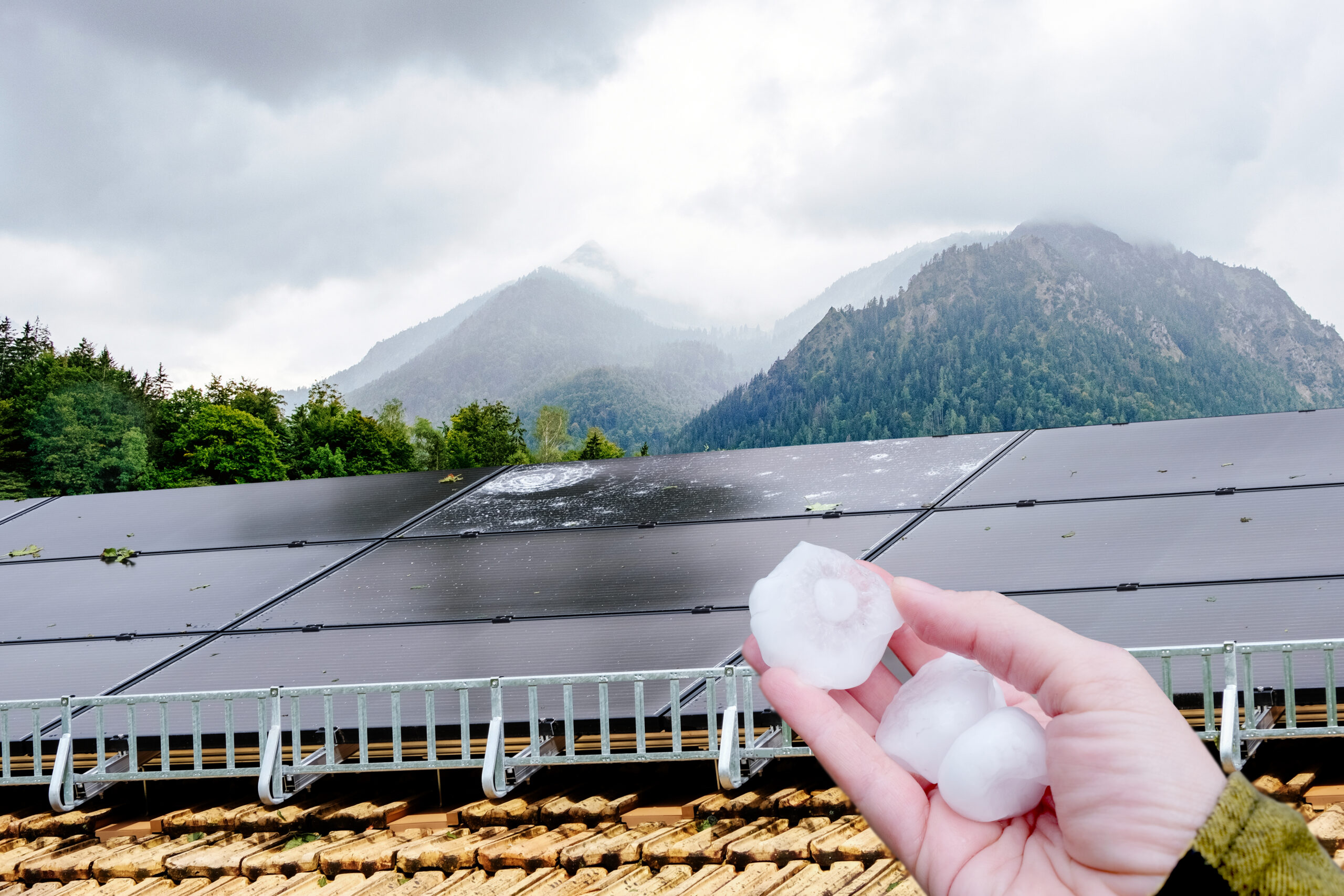 In den letzten 20 Jahren ist die Zahl der Wetterlagen mit Unwetterpotenzial laut einer Auswertung von Geosphere um 20 Prozent gestiegen. Hagelschäden stehen in der Schadensbilanz bei Naturgefahren regelmäßig an erster Stelle und richten verheerende Schäden an – vor allem an Dächern. © iStock / Getty Images Plus / Fetrinka