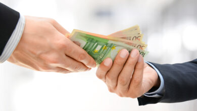 Symbolbild Hände mit Geld © Atstock Productions iStock Getty Images Plus