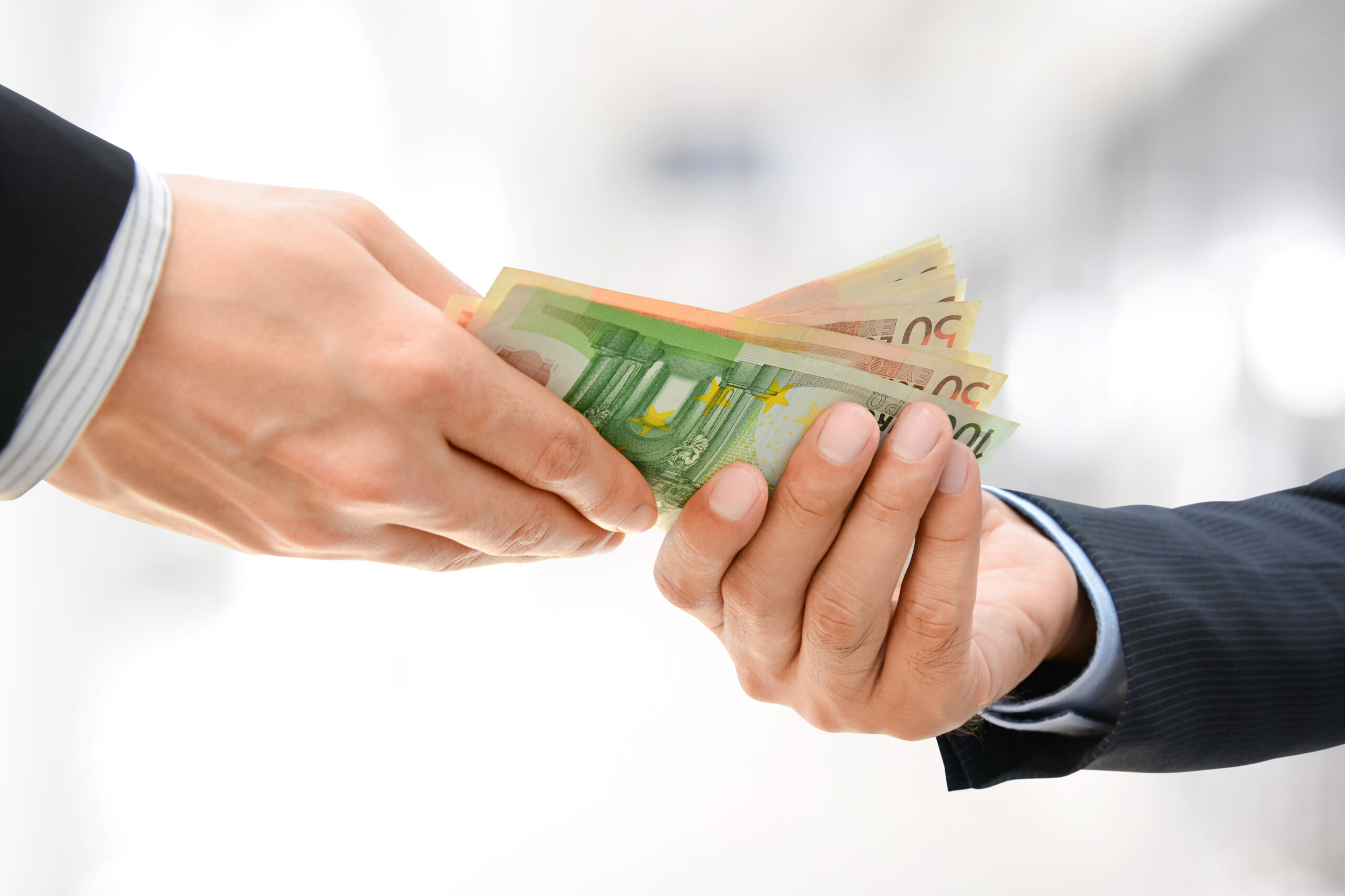 Symbolbild Hände mit Geld © Atstock Productions iStock Getty Images Plus