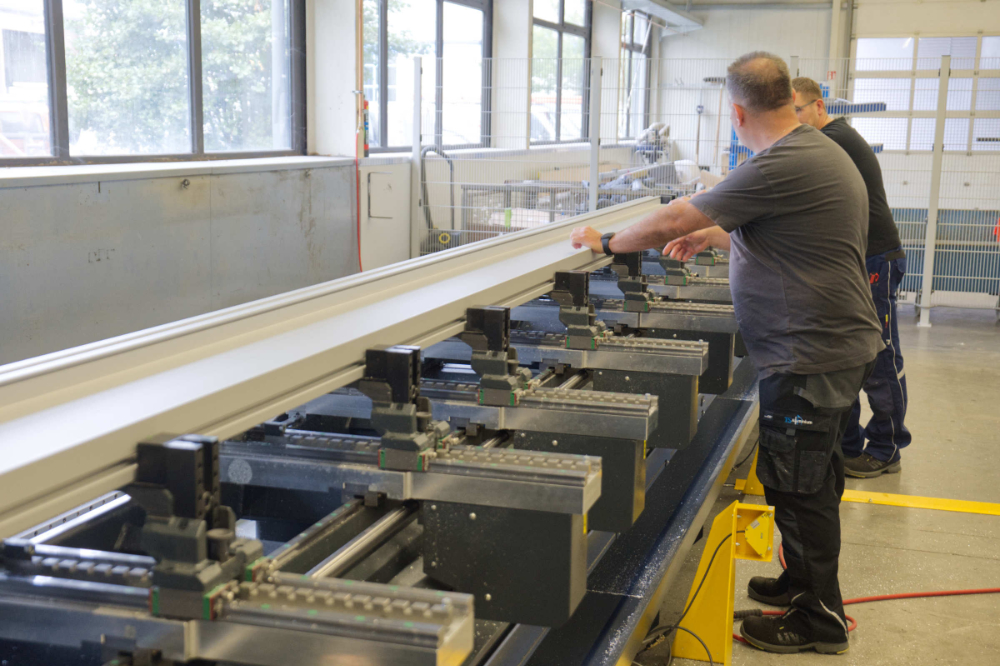 Im TS-Aluminium Werk in Großefehn wird der Lamellendach-Bausatz vorbereitet. ©: TS-Aluminium-Profilsysteme GmbH & Co. KG