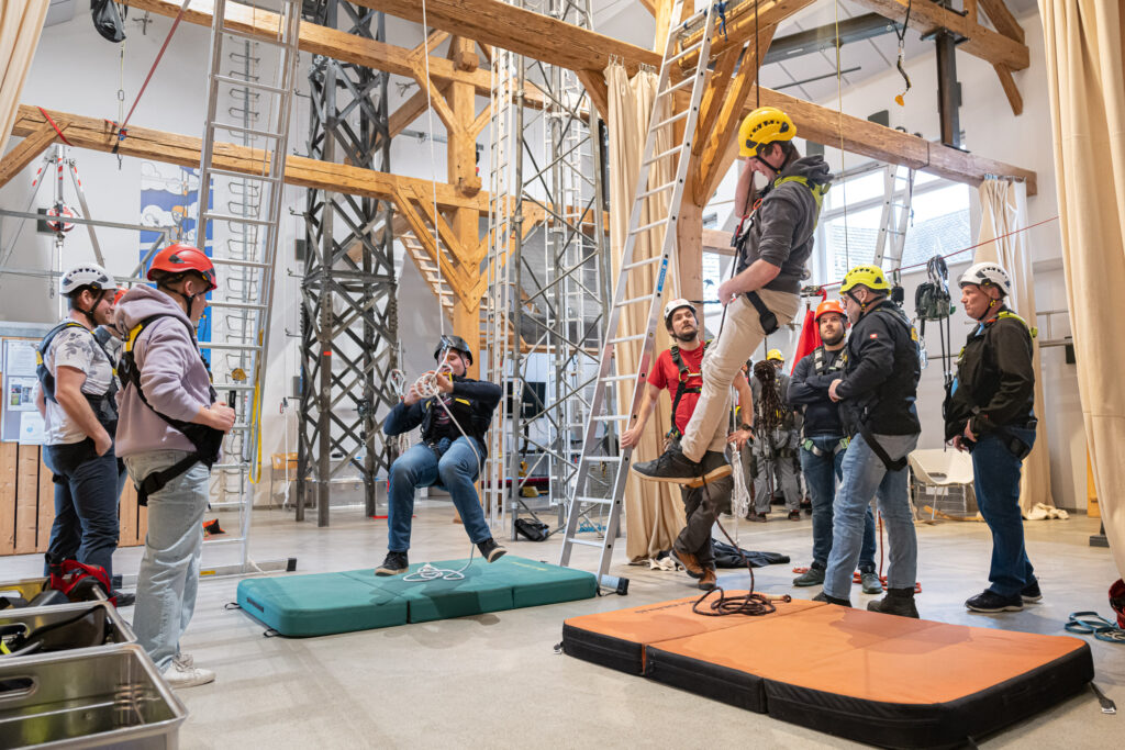 In den Lehrgängen wird Grundwissen zum sicheren und effizienten Arbeiten mit persönlicher Schutzausrüstung gegen Absturz vermittelt. © Hoehenwerkstatt