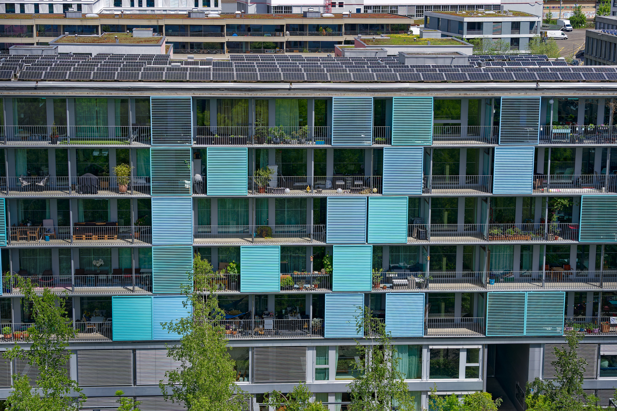 Das Healthy Buildings Barometer zeigt klar: Gute Luft und ausreichend Tageslicht sind entscheidend für unsere Gesundheit und Leistungsfähigkeit. © iStock / Getty Images Plus / Michael Derrer Fuchs
