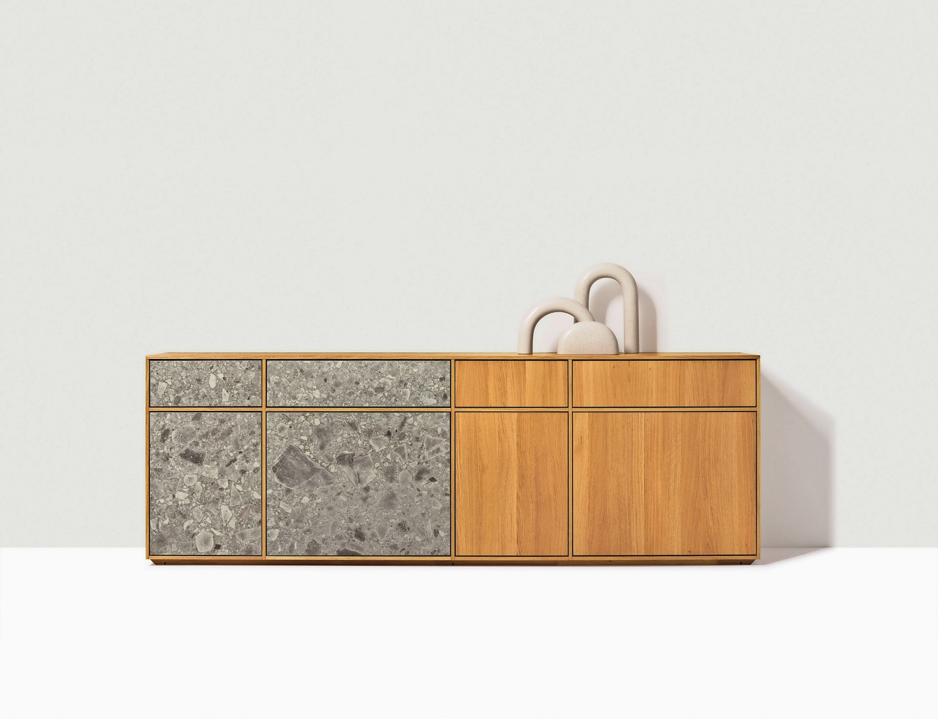 Sideboard filigno von Team 7 aus Eiche kombiniert mit Keramik in Iseo Gris mit klassischer Terrazzo-Optik Design: Dominik Tesseraux. (C) Team 7