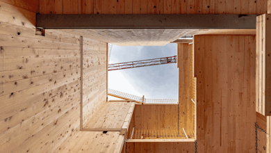 Ein Holzbau fotografiert aus der Froschperspektive.