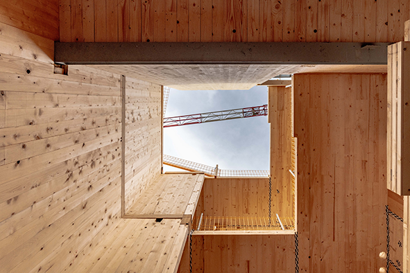 Ein Holzbau fotografiert aus der Froschperspektive.