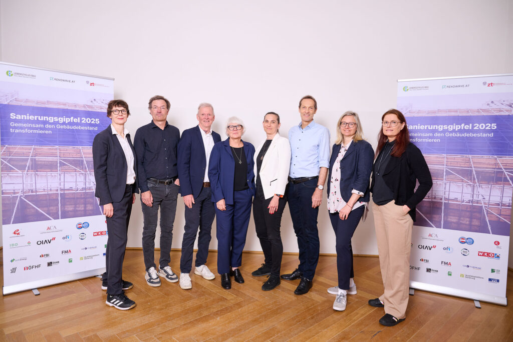 Der erste Sanierungsgipfel Österreichs brachte 24 Verbände und Organisationenzusammen, um gemeinsam die wesentlichen Hürden und Lösungsansätze zur Sanierung zu diskutieren. Die Initiator*innen (v. l.): Helene Konrad (IG Lebenszyklus Bau), Iris Kaltenegger (Renowave.at), Daniel Fügenschuh (Bundeskammer der Ziviltechniker*innen), Martin Aichholzer (ÖIAV), Inge Schrattenecker (ÖGUT, klimaaktiv Gebäude), Margot Grim (IG Lebenszyklus Bau, e7), Wolfgang Kradischnig (IG Lebenszyklus Bau, Delta), Ulla Unzeitig und Susanne Formanek (Renowave.at). © Sanierungsgipfel.at/Leo Hagen