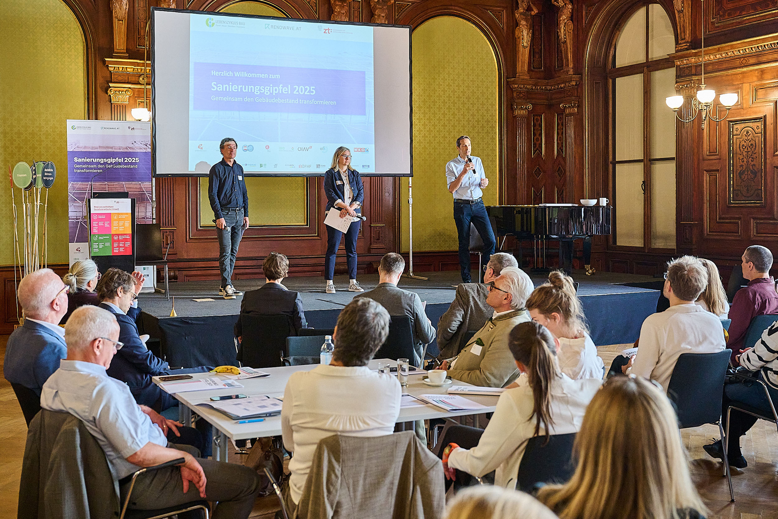 Vertreter*innen von 24 Verbänden und Organisationen erarbeiteten am ersten österreichischen Sanierungsgipfel die wichtigsten Herausfoderungen und erste Lösungsansätze. © Sanierungsgipfel.at/Leo Hagen