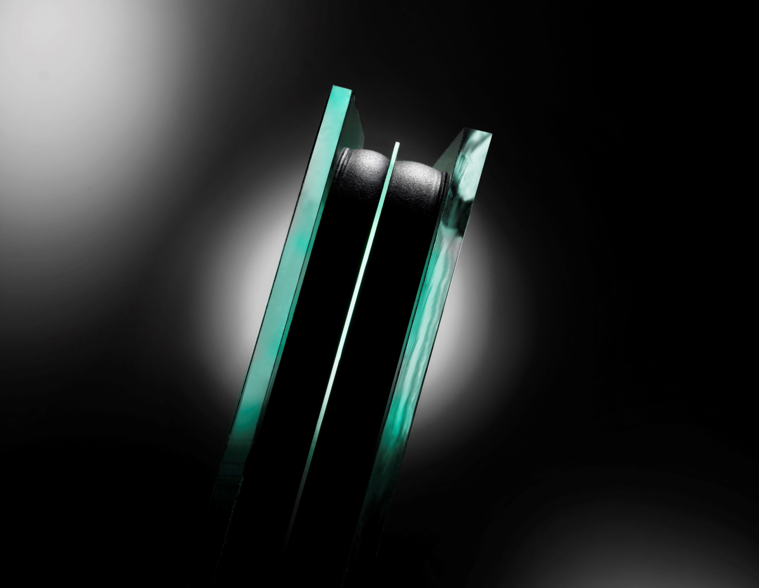 Dreifach-Wärmedämmglas mit einem bis zu 0,5 mm dünnen Mittelglas ist besonders leicht und kann technisch veraltete Zweifachverglasungen ersetzen. Die ultradünne Mittelscheibe ist leicht zurückversetzt. © Glaston Germany GmbH