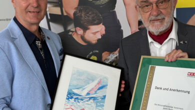 Der steirische Landesinnungsmeister Helmut Schabauer (links) überreichte seinem Kollegen Gerhard Freisinger eine Ehrenurkunde und ein Bild für sein jahrzehntelanges Engagement. © LI Stmk. DGS
