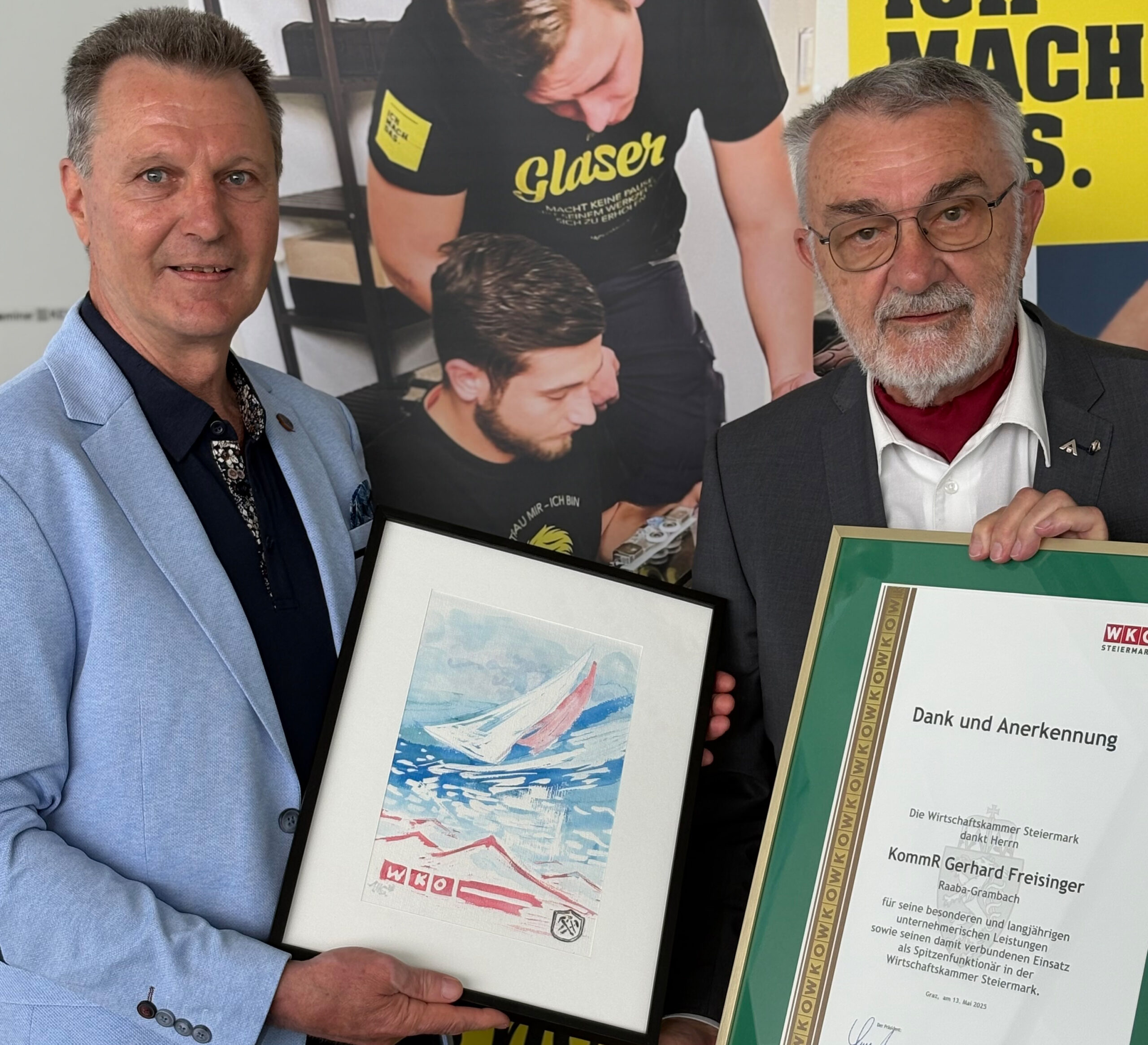 Der steirische Landesinnungsmeister Helmut Schabauer (links) überreichte seinem Kollegen Gerhard Freisinger eine Ehrenurkunde und ein Bild für sein jahrzehntelanges Engagement. © LI Stmk. DGS