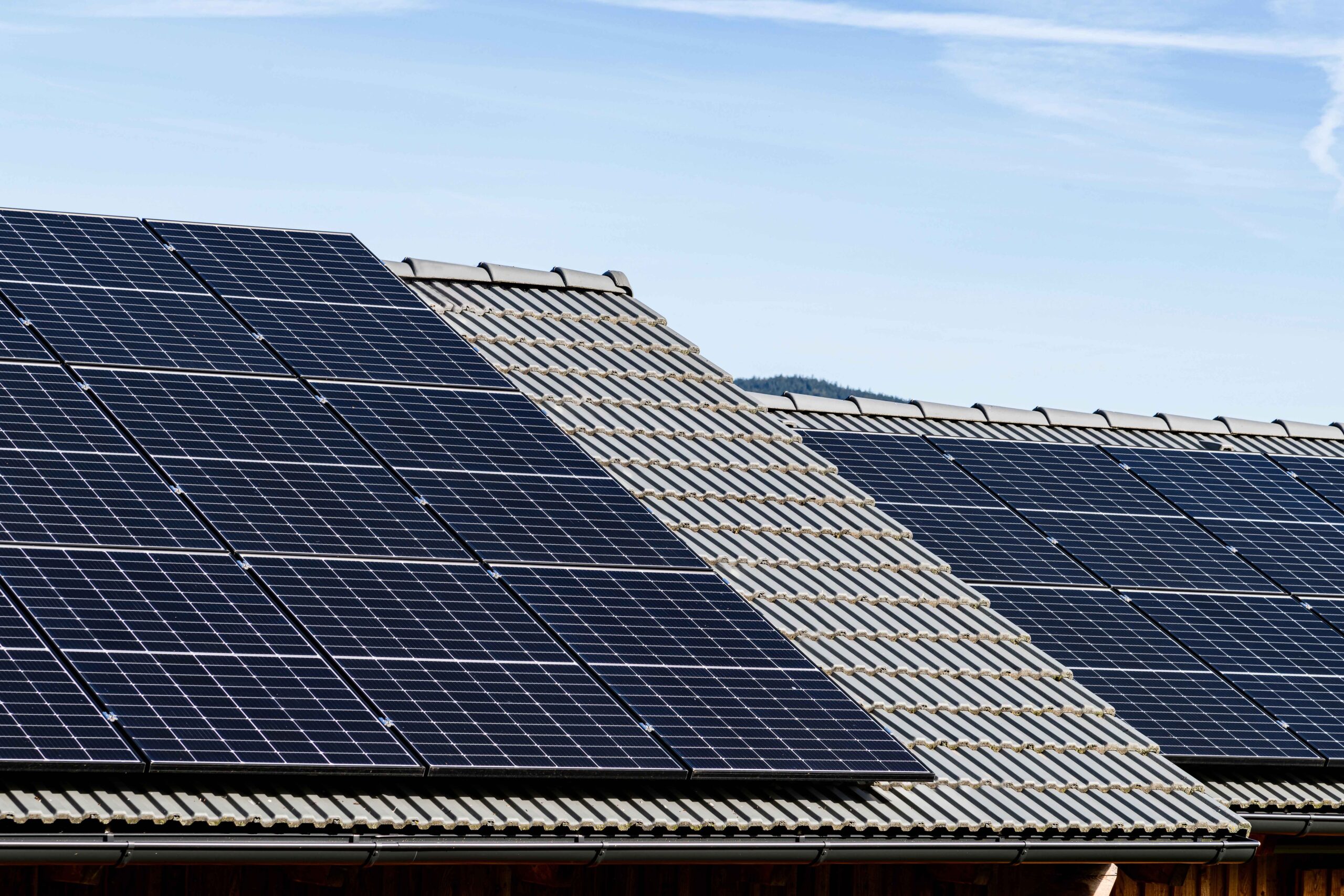 Besonders bei Aufdach-PV-Anlagen ist Präzision gefragt: Die Montagesysteme müssen exakt zur Dacheindeckung passen, regensicher eingebunden werden und den geltenden Normen entsprechen. © BMI