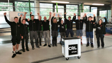Dominik Hinzen, Niederlassungsleiter von CRL Europe (5. von links), überreichte an alle neun Teilnehmer*innen des Trainings einen voll ausgestatten Werkstattwagen, den die Skills-Kandidat*innen nach dem Bewerb mit nach Hause nehmen dürfen. © Frank Kleeberg