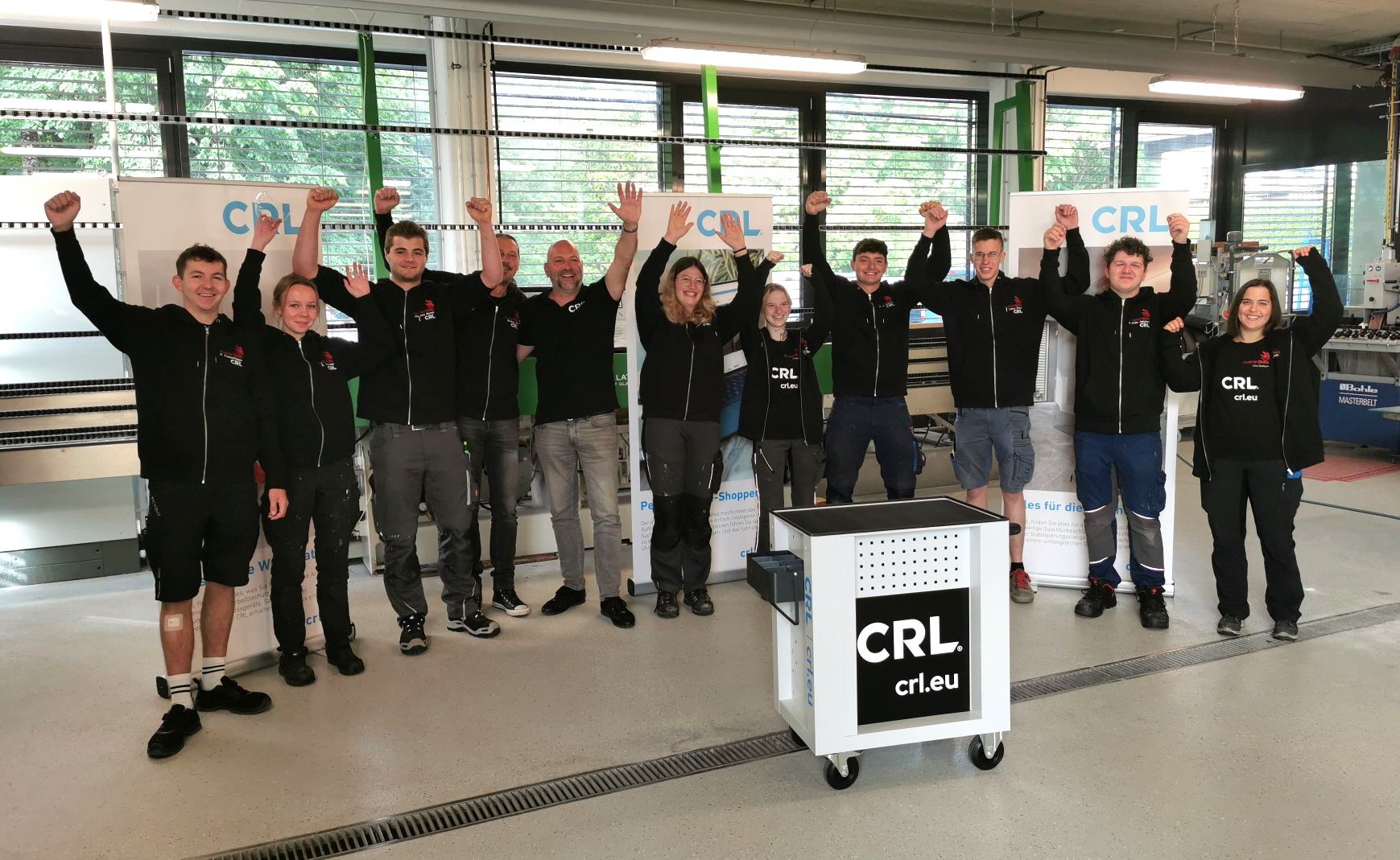 Dominik Hinzen, Niederlassungsleiter von CRL Europe (5. von links), überreichte an alle neun Teilnehmer*innen des Trainings einen voll ausgestatten Werkstattwagen, den die Skills-Kandidat*innen nach dem Bewerb mit nach Hause nehmen dürfen. © Frank Kleeberg