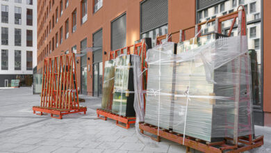 Glas wird rar und teuer. Durch die Stilllegung von mehreren Floatglaslinien kommt es zu einer spürbaren Glas-Verknappung und entsprechend steigenden Preisen. © iStock / Getty Images Plus / sandipruel