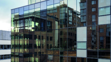 Mit der "Converlight Technologie" konnte die Fassade des Bürogebäudes Gullhaug 5 in Oslo effizient an wechselnde Lichtverhältnisse angepasst werden. © Flachglas MarkenKreis