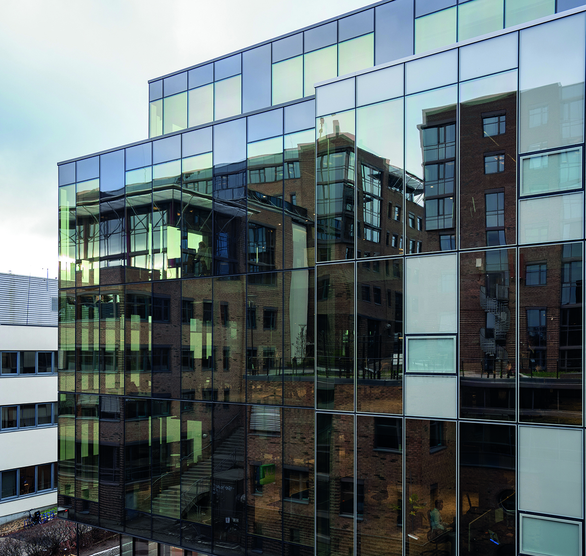 Mit der "Converlight Technologie" konnte die Fassade des Bürogebäudes Gullhaug 5 in Oslo effizient an wechselnde Lichtverhältnisse angepasst werden. © Flachglas MarkenKreis
