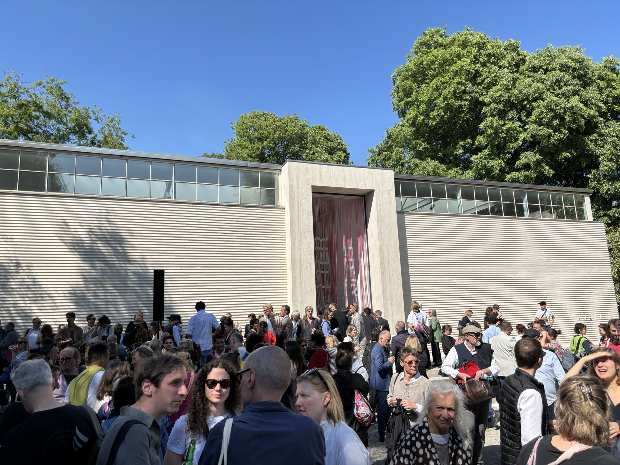 Großer Andrang vor dem Österreich Pavillion auf der Architekturbiennale in Venedig 2025 (Foto: Stefan Böck)