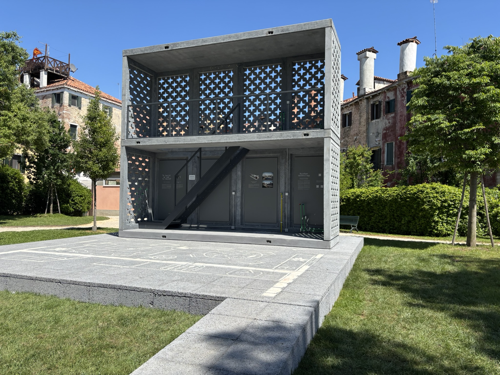 Holcim und Elemental präsentieren bei der Architektur-Biennale 2025 eine neue Biochar-Technologie, die Beton zu einem dauerhaften CO₂-Speicher macht. Copyright: ÖWV/Stefan Böck