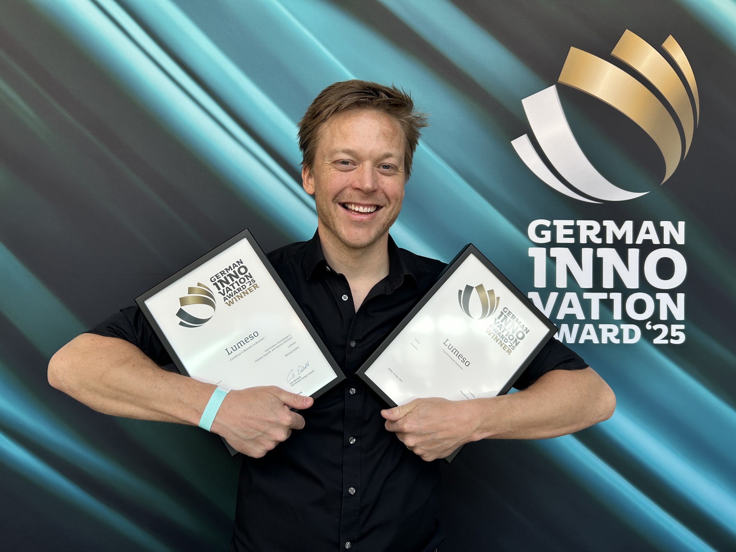 Georg Katzlinger-Söllradl (CEO und Co-Founder von Lumeso) freut sich über die Auszeichnung mit dem German Innovation Award in gleich zwei Kategorien: "Excellence in B2B" und "Transformative Solutions". © Lumeso FlexCo