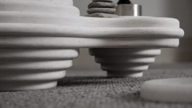 Monolithischen, organisch geformter Couchtisch aus Silestone White Arabesque.
