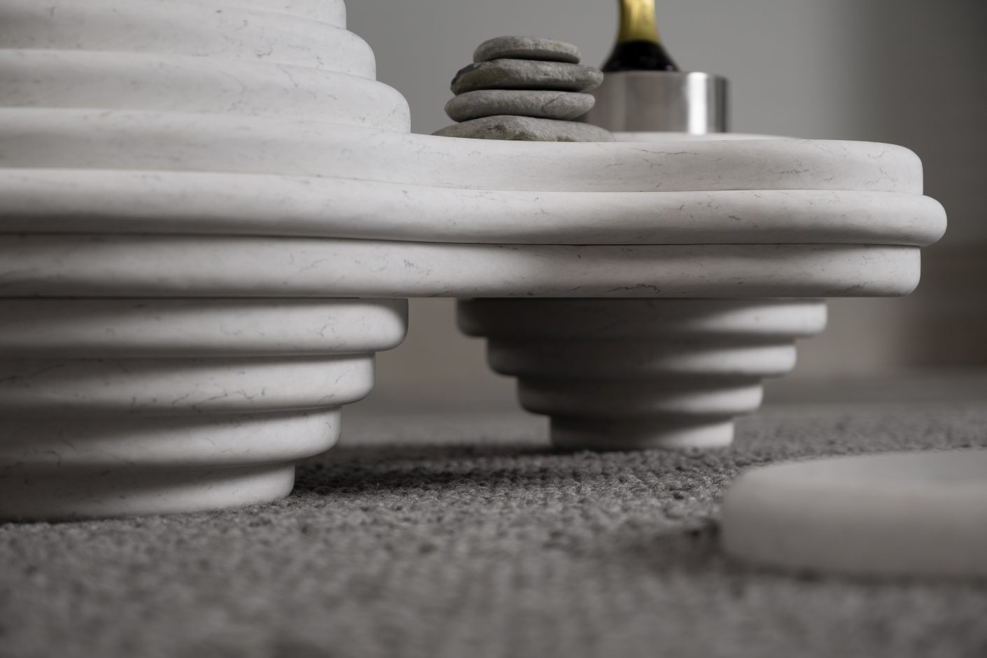 Monolithischen, organisch geformter Couchtisch aus Silestone White Arabesque.