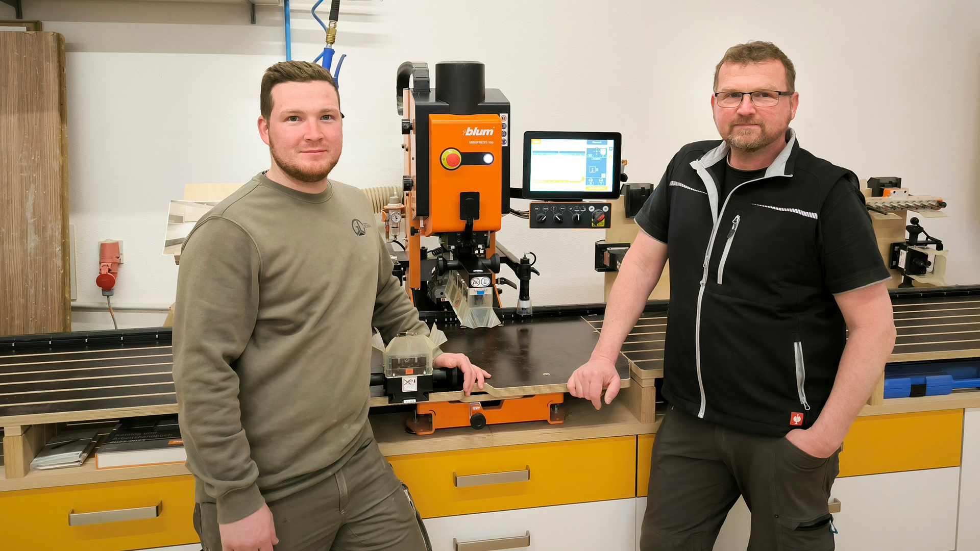 Sohn Thomas Lischka (l.) arbeitet ebenfalls im Betrieb und betreut die Bauschreinerei für Fenstersanierung und Innentüren.