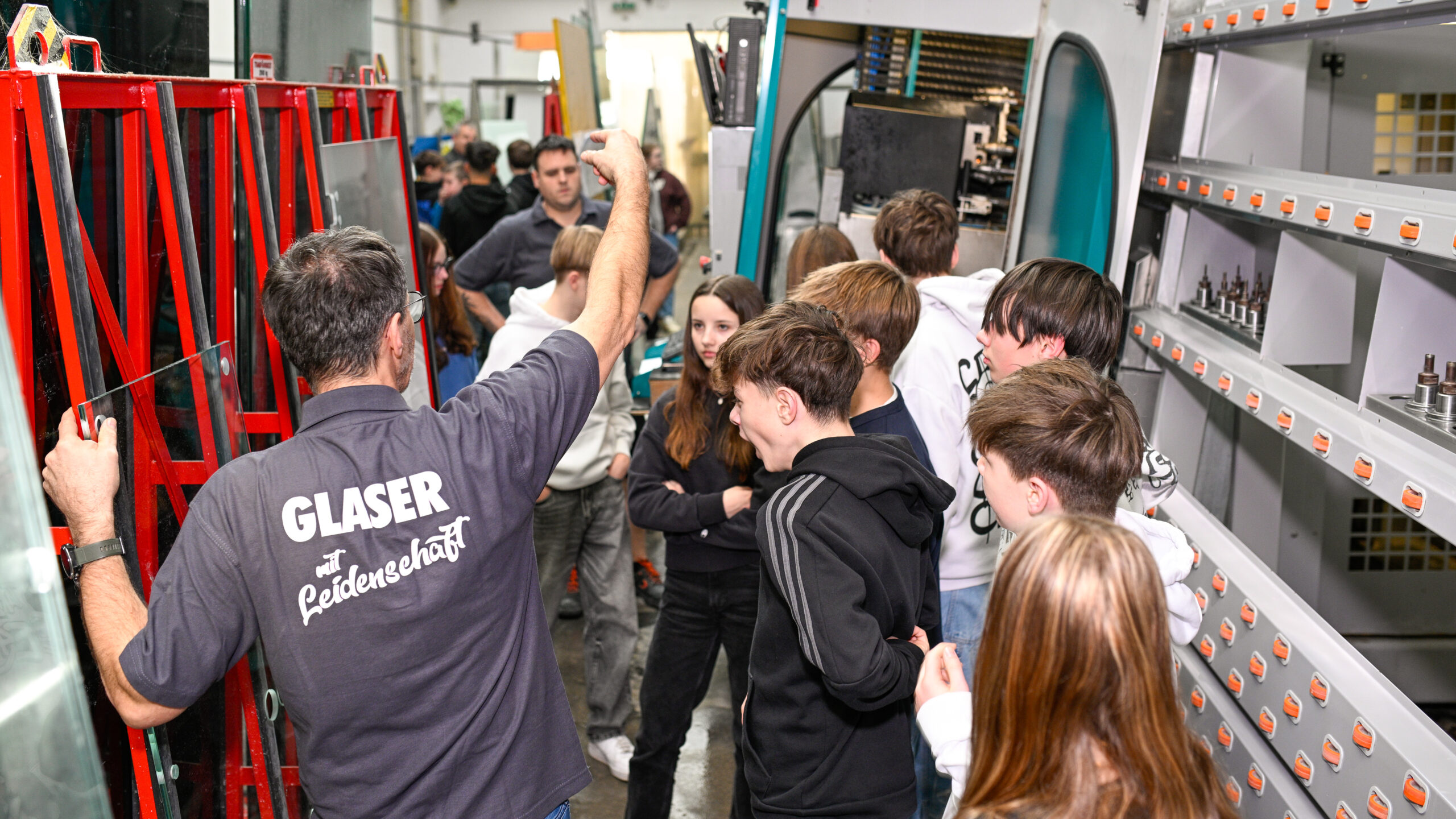 Das Team von Glas Wiesbauer lud heuer zum dritten Mal die umliegenden Mittelschulen zum Tag der offenen Tür nach Mauthausen (OÖ) und präsentierte das Glashandwerk und die Glasproduktion und -veredelung. © Glas Wiesbauer / Karl Klug