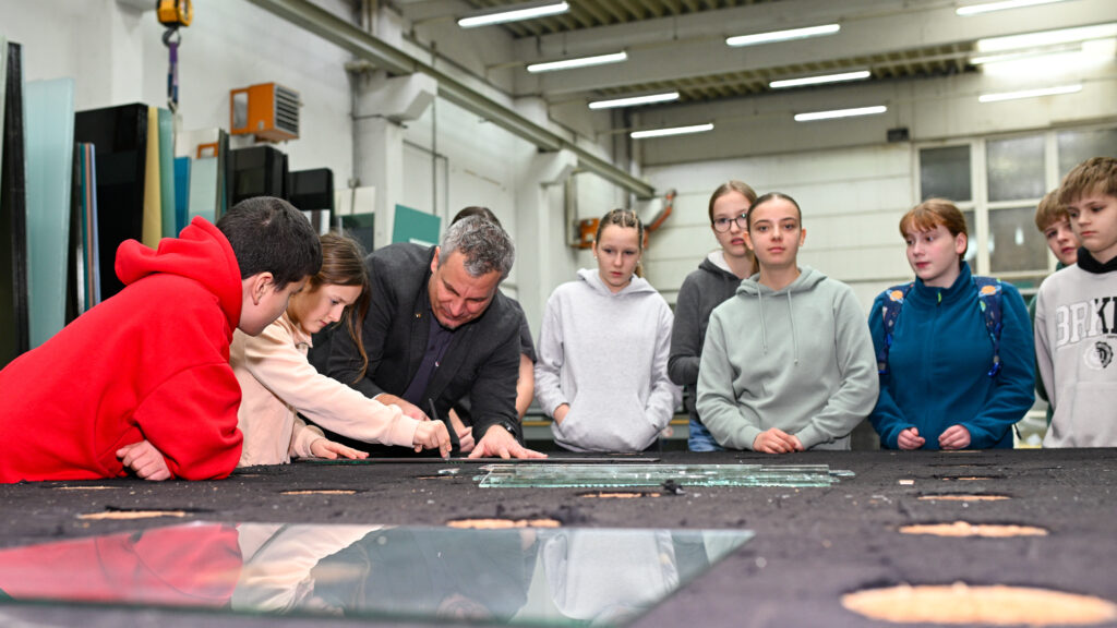 Geschäftsführer Gerald Wiesbauer-Pfleger zeigte den interessierten Schüler*innen, wie Glas geschnitten wird. © Glas Wiesbauer / Karl Klug