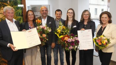 Feierliche Übergabe eines Traditonsbetriebes (von links): Thomas und Elisabeth Eigenschink, der neue Inhaber Leopold Lunzer, sein Sohn Dominik Dazinger und dessen Partnerin Ireen Stockhammer, Innungsmeisterin Claudia Marton und Kammerobfrau Doris Schreiber. © Markus Lohninger