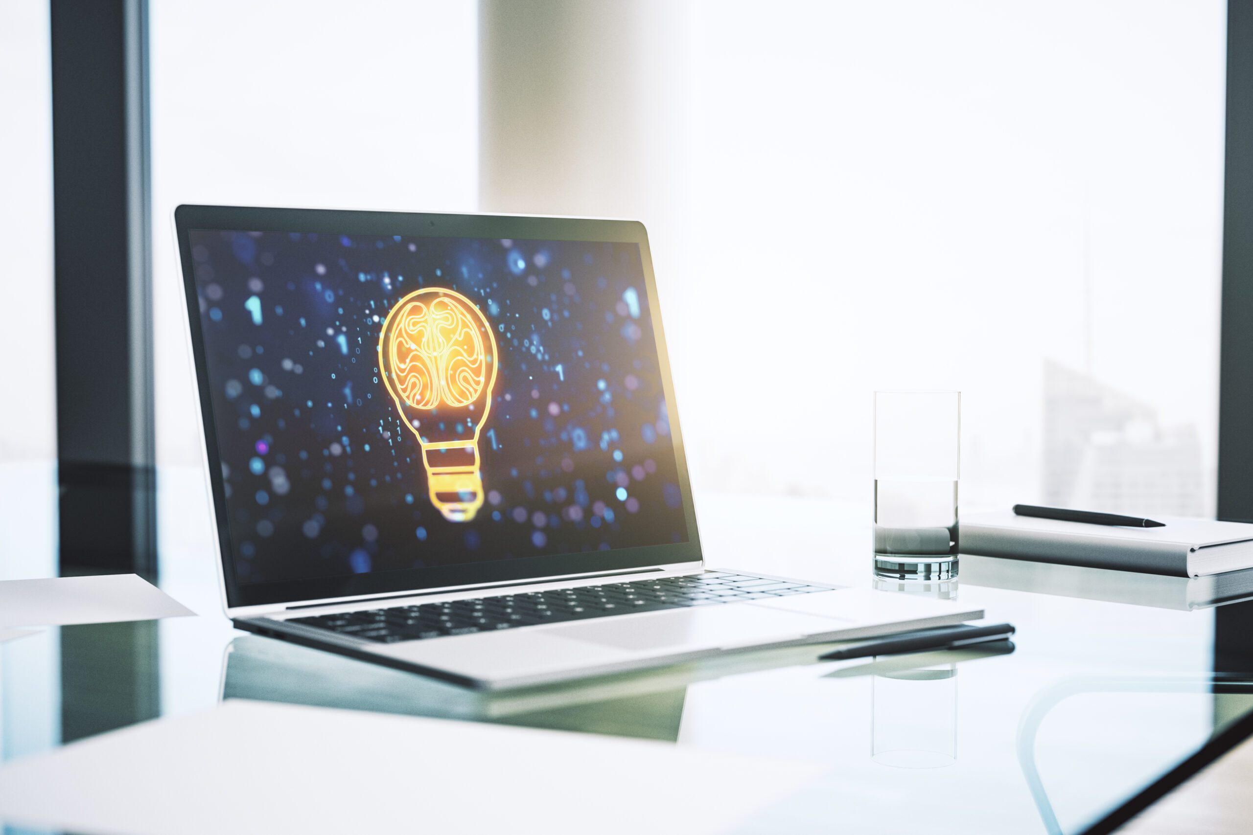 Laptop mit Glühbirne als Symbol © Igor Kutyaev iStock Getty Images Plus