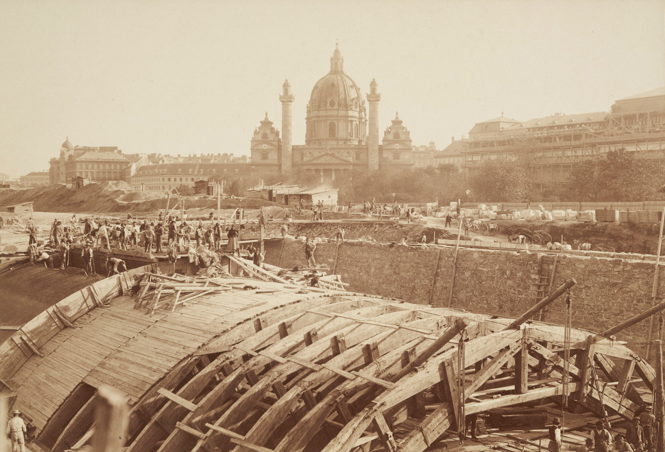 Wienflussregulierung 1894 - 1900, Betonierung eines Gewölberings unterhalb der Elisabethbrücke