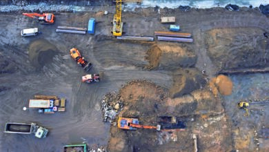 Baustelle mit Baufahrzeugen von Oben