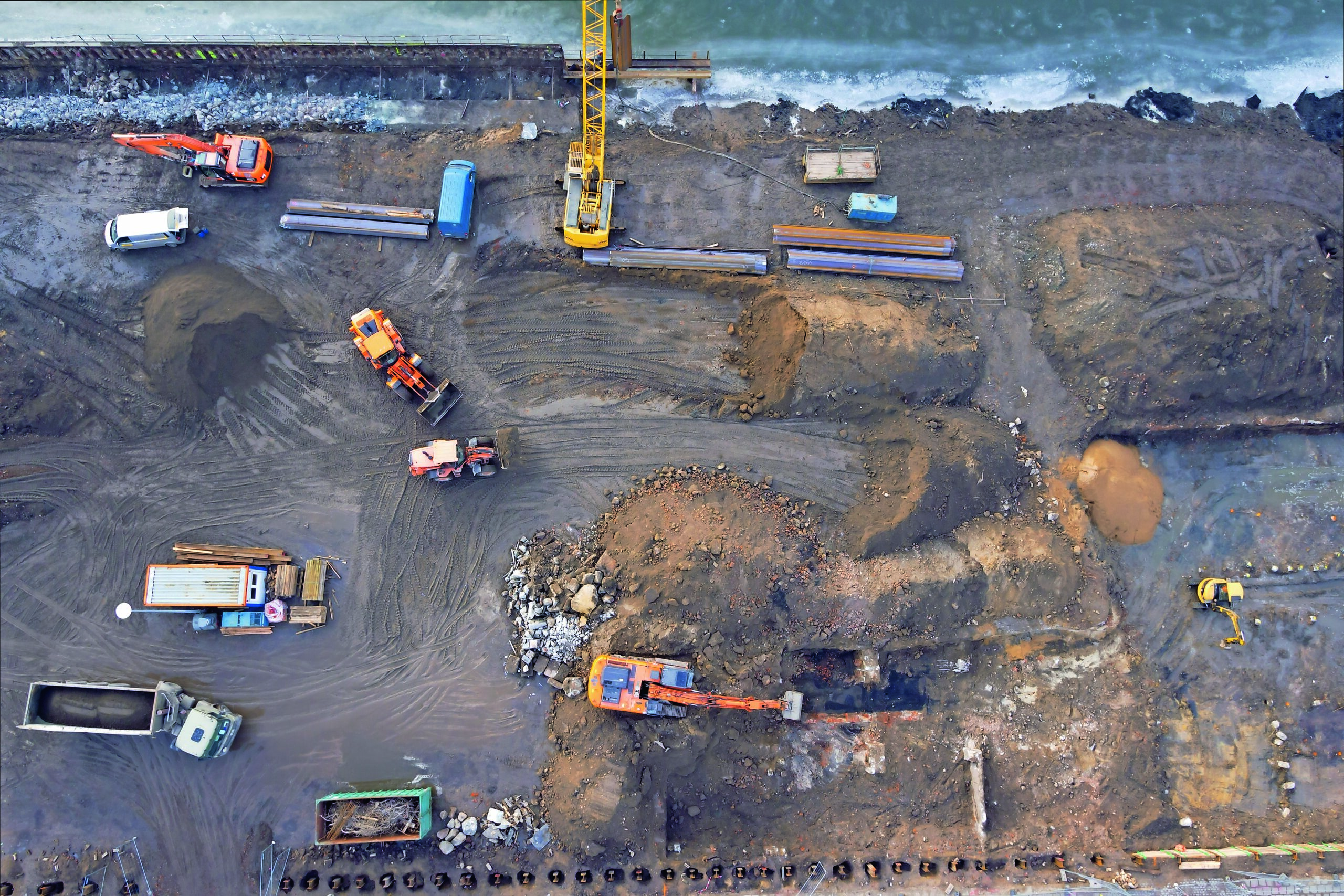 Baustelle mit Baufahrzeugen von Oben