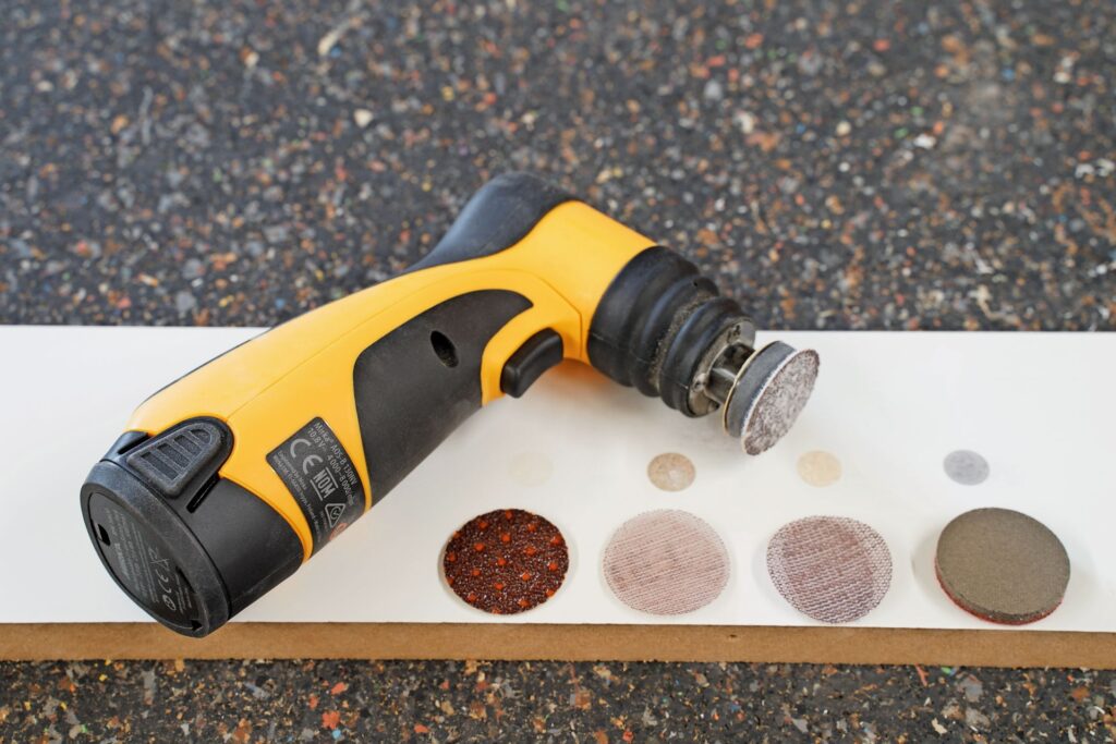 Präzises Schleifen mit einem Durchmesser von 32mm↙ Für diesen Schleifer sind Schleifmittel erhältlich, die man aus der Werkstatt kennt. Unterschiedliche Spachtelmassen sind in verschiedenen Farbtönen zu bekommen. Um die Nacharbeiten so gering wie möglich zu halten, ist es ratsam, einen entsprechenden Farbton auszuwählen.
(C) S. Böning