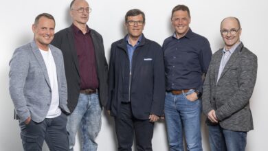 Abschied mit einem lachenden und einem weinenden Auge (von links): Tirols Landesinnungsmeister Thomas Senn, Hannes Stöckholzer (Berufsgruppensprecher Dachdecker), Geschäftsführer Matthias Marth und Thomas Jäger (Berufsgruppensprecher Glaser) verabschieden den scheidenden Bundesinnungsmeister Walter Stackler aus ihrer Mitte. © Die Fotografen