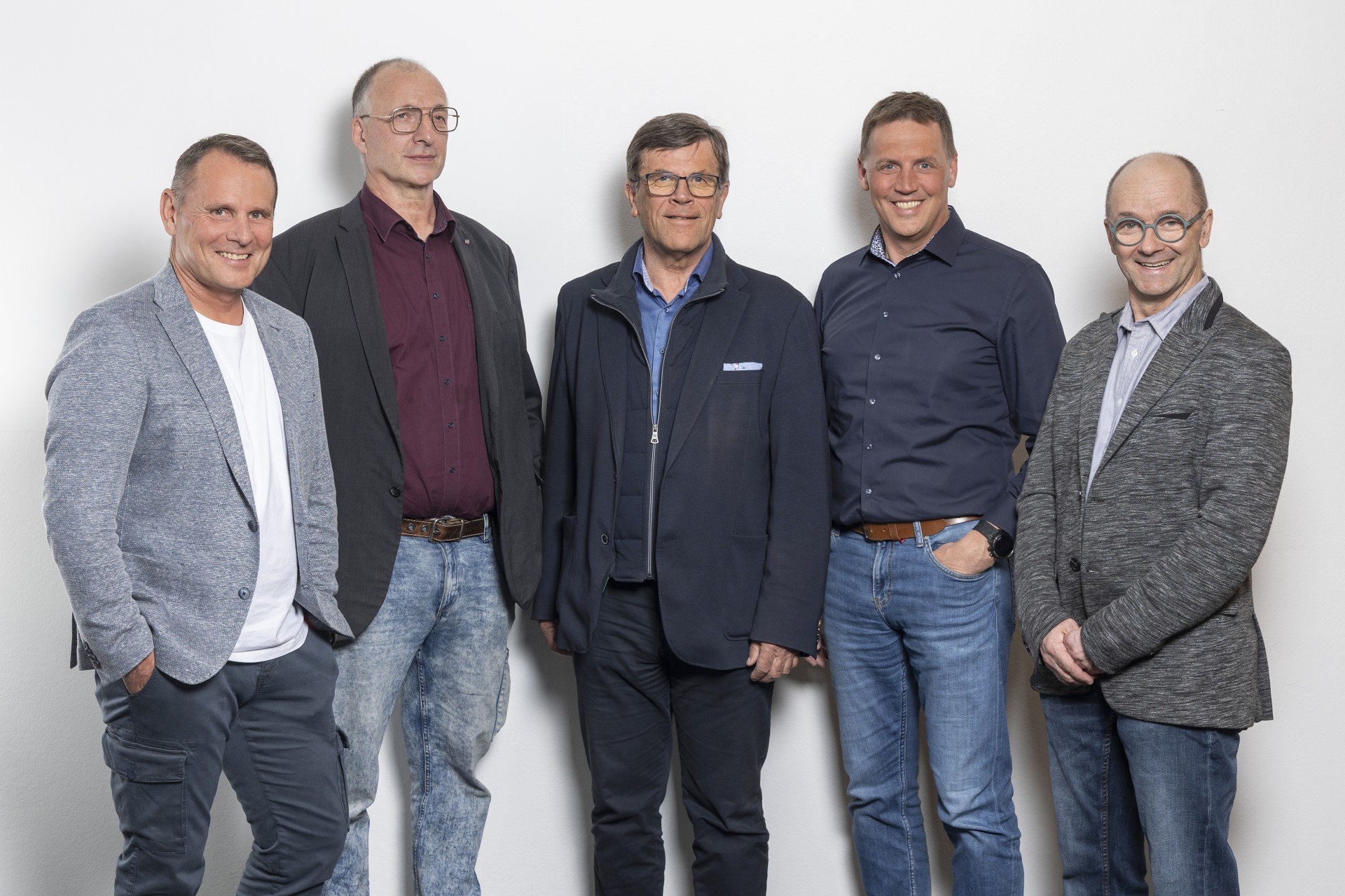 Abschied mit einem lachenden und einem weinenden Auge (von links): Tirols Landesinnungsmeister Thomas Senn, Hannes Stöckholzer (Berufsgruppensprecher Dachdecker), Geschäftsführer Matthias Marth und Thomas Jäger (Berufsgruppensprecher Glaser) verabschieden den scheidenden Bundesinnungsmeister Walter Stackler aus ihrer Mitte. © Die Fotografen