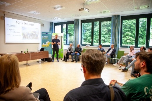 Johannes Spatzenegger von der Schmidhuber Raum GmbH zeigte praxisnahe Kreislaufwirtschaftsansätze auf. © RFA/Pirato