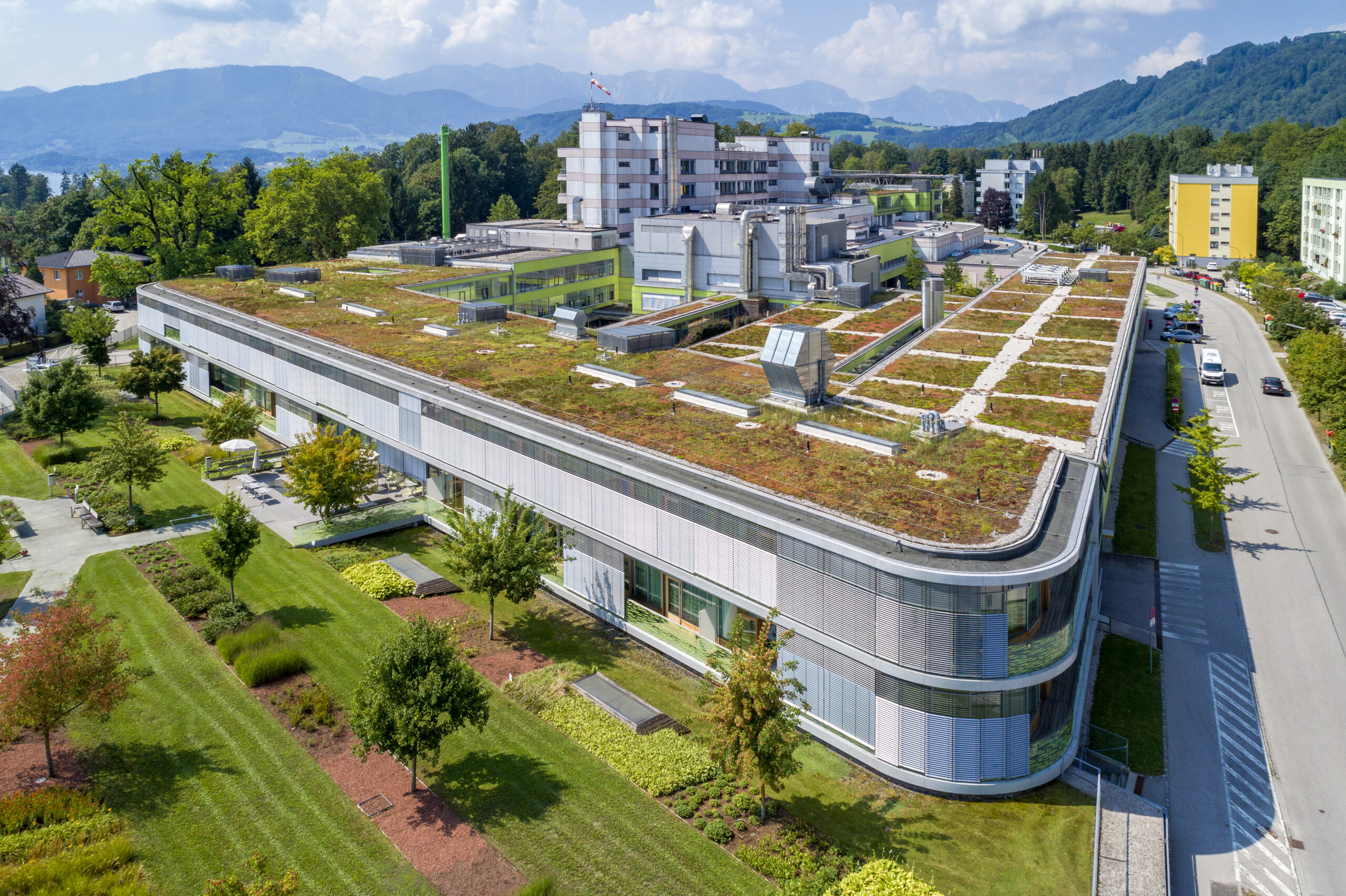 Bifaciale PV-Systeme wie das „SOLon“-System von Dachgrün bedeuten den geringsten Eingriff für eine vorhandene Vegetation. ©