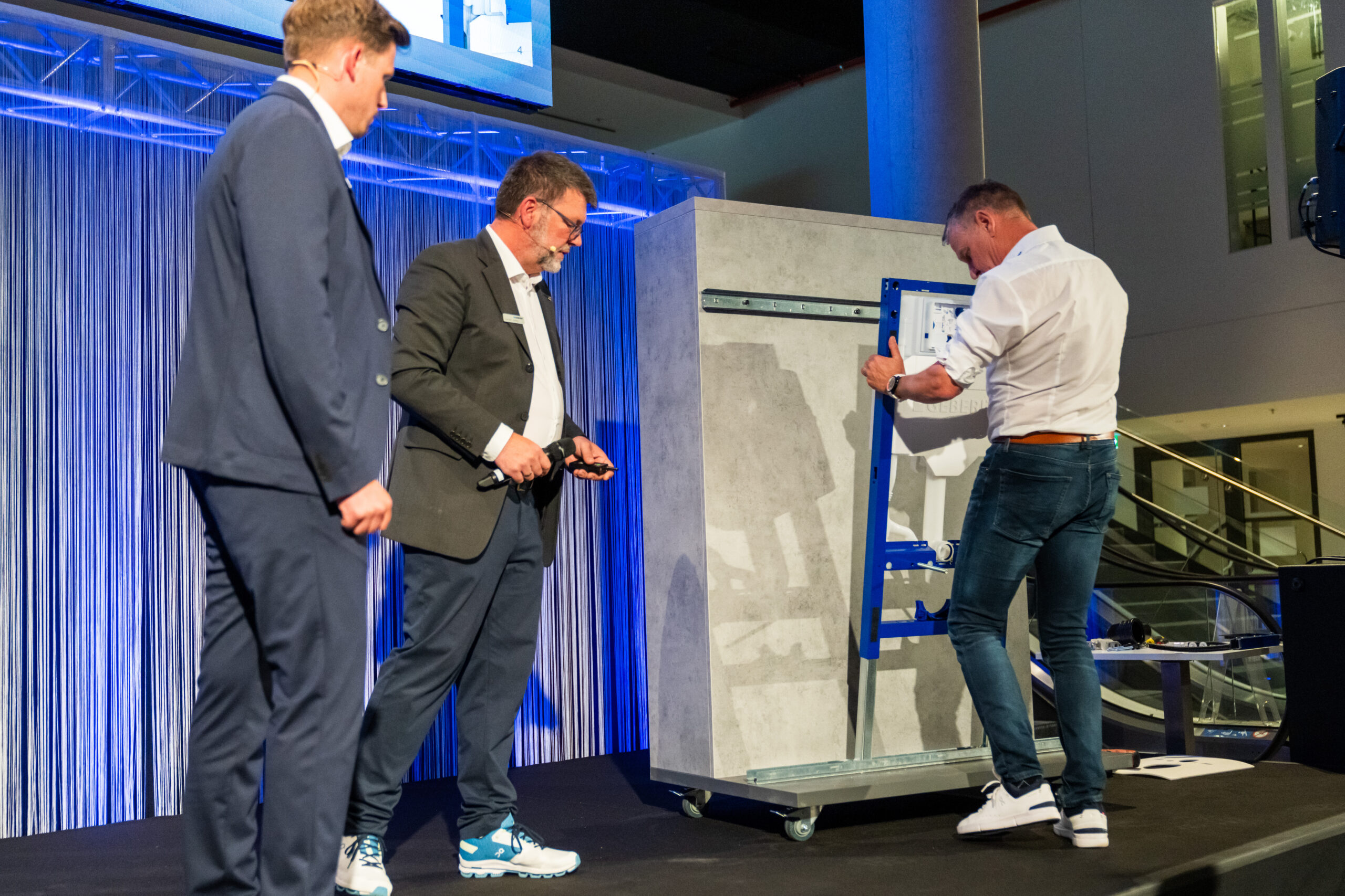Normen und Produkte werden getestet. Copyright: explosive Egg GmbH