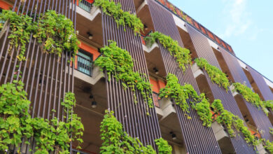 Grünes Öko-Gebäude in der Stadt, Grüne Architektur.
