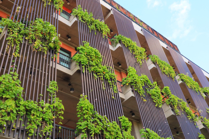 Grünes Öko-Gebäude in der Stadt, Grüne Architektur.