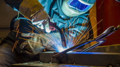 Schweißer, Handwerker, Montage von technischem Stahl Industriestahlschweißgerät in der Fabriktechnik.