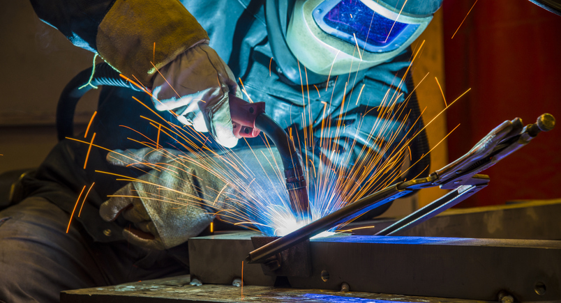 Schweißer, Handwerker, Montage von technischem Stahl Industriestahlschweißgerät in der Fabriktechnik.