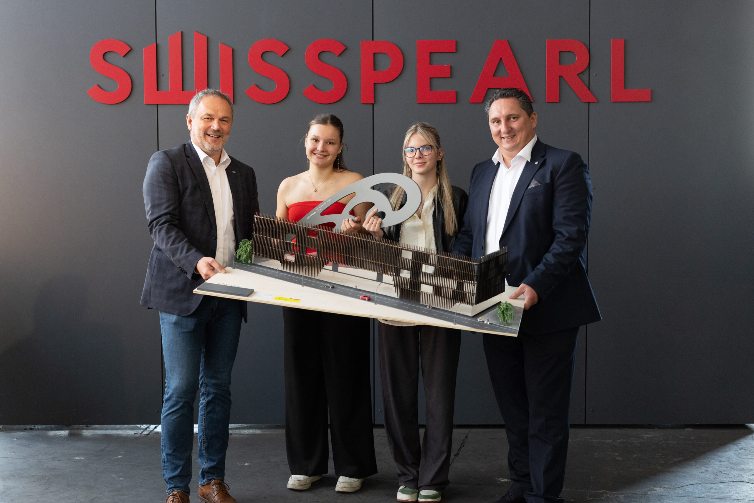 Swisspearl-Geschäftsführer Hans-Jörg Kasper (links) und Marketing- und Vertriebsleiter Michael Foisel (rechts) vergaben die Swisspearl HTL-Trophys 2025. Im Bild mit zwei der glücklichen Gewinner*innen Lisa-Marie Schönauer und Alina Grill mit ihrem Projekt Fluctus. © Swisspearl