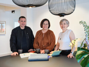 Claudia Neumann und Georg Maurer mit Innenarchitektin Anke Landsberg.© Constantin_Meyer, Köln