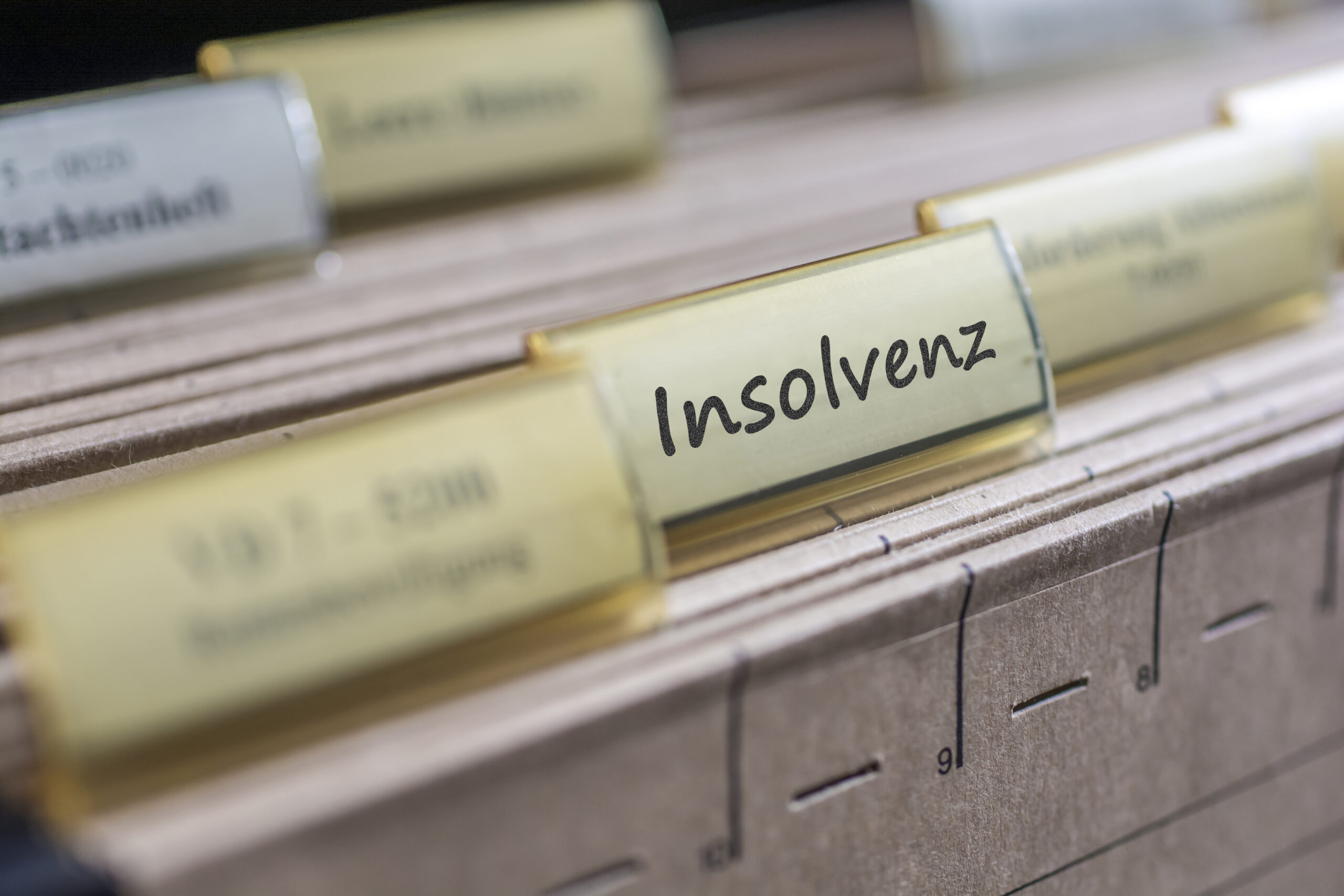 Büroablage mit Insolvenz als Titel