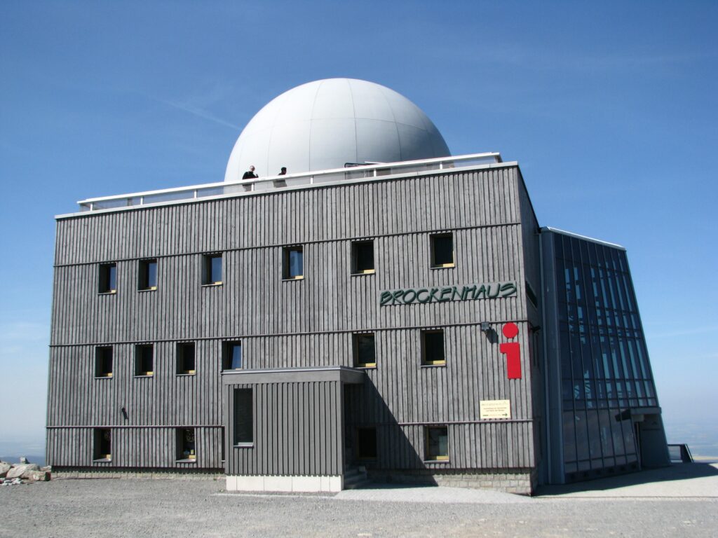 Das "Brockenhaus" auf dem Gipfel des Brocken im Harz. © Henze Glas