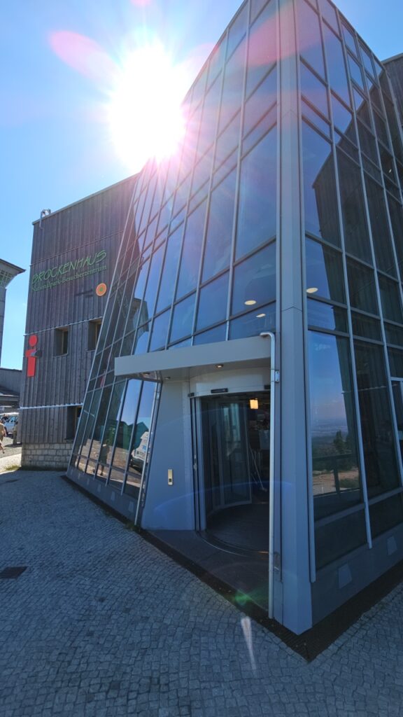 Für die Zukunft gut gerüstet – die rund 115 Quadratmeter umfassende Glasfassade des "Brockenhaus" mit "Stopray Ultraselect 60/27"-Sonnenschutzglas von AGC Interpane. © Henze Glas