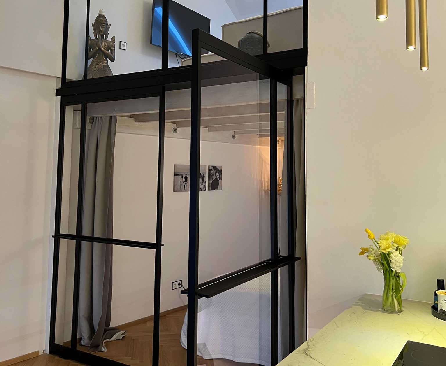 Gelungenes Siegerprojekt: Die raumhohe Verglasung des Grazer Lofts wurde optisch symmetrisch ausgeführt. © Glasbau Geiger